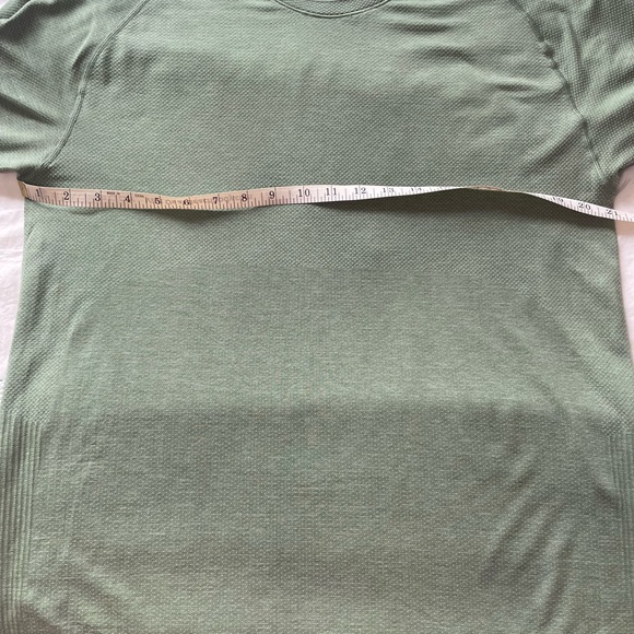 Men’s Lululemon Tee - Picture 5 of 6